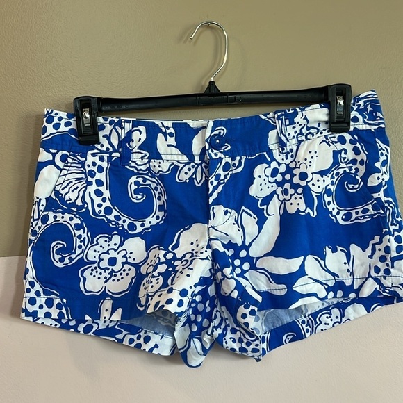 Lilly Pulitzer Walsh Shorts | Quahog Chowder blue & white print, size 8 - Picture 2 of 6